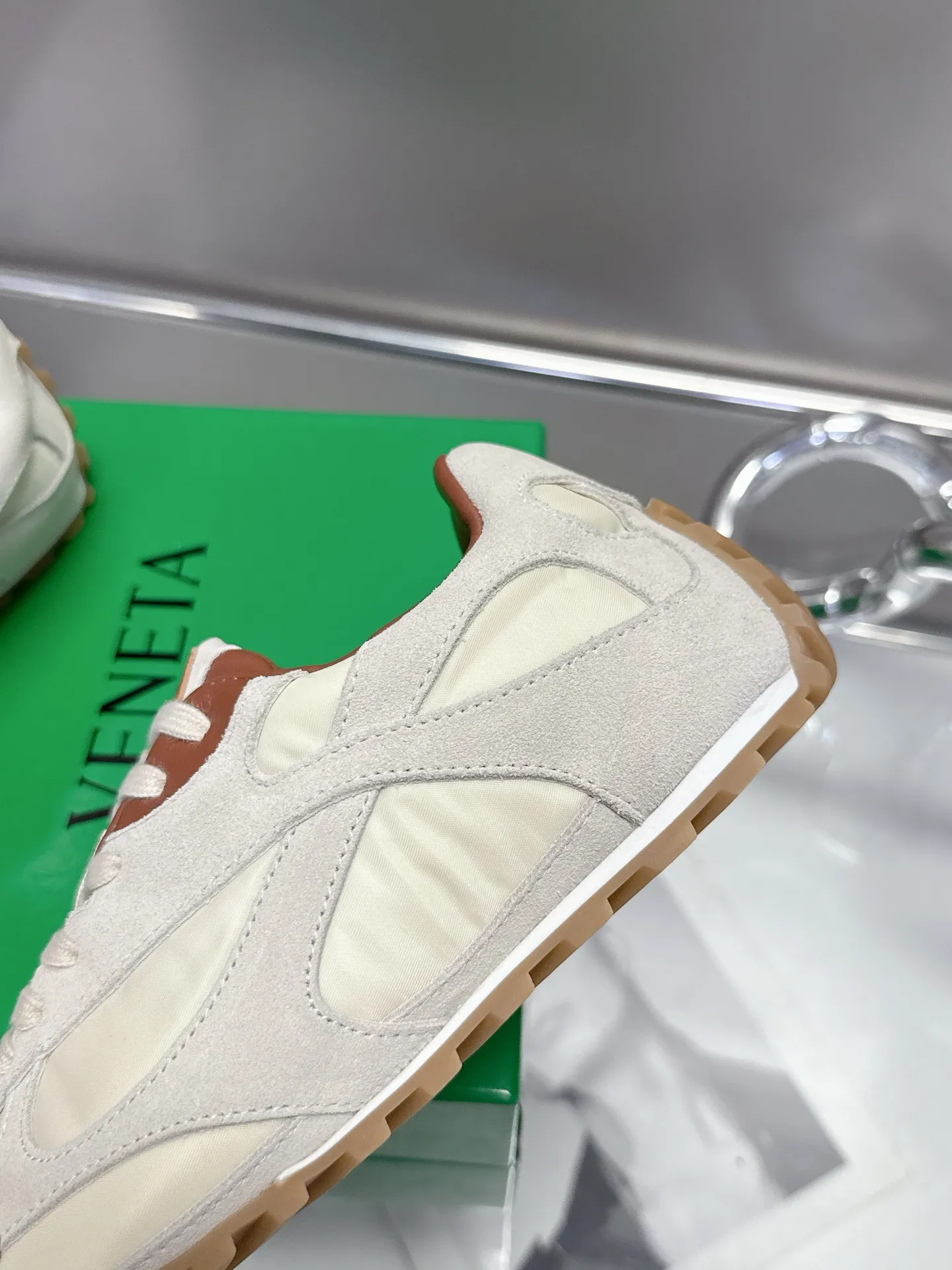 👟👟Ex-factory price 500👟👟 Bottega Veneta｜BV Bottega Veneta 25ss new Forrest shoes Dexun sneakers Sneaker technology nylon and suede, inspired by retro sneakers, a new interpretation of classic sneakers, lightweight, comfortable and breathable summer essentials The sole uses a classic woven texture, which is very recognizable, and is spliced with nylon suede, giving it a full texture!   Size: #Female 35-40 (41 made to order, non-refundable)